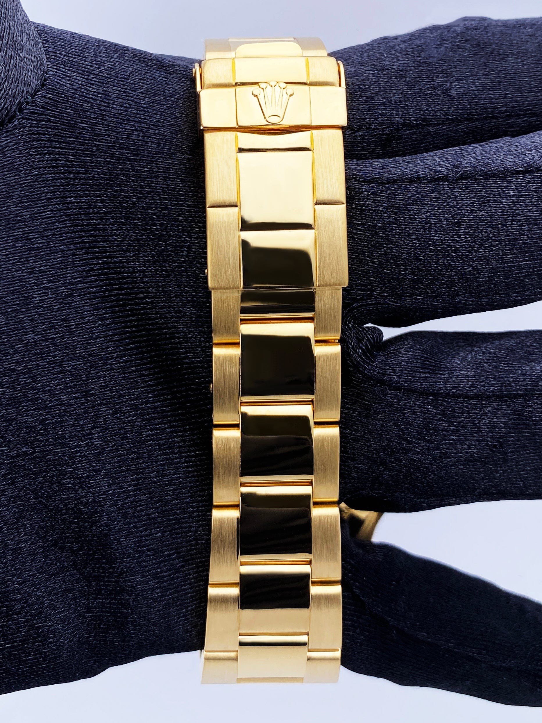 Rolex Yachtmaster 40mm Yellow Gold White Dial Mens Watch 16628 - Image 10